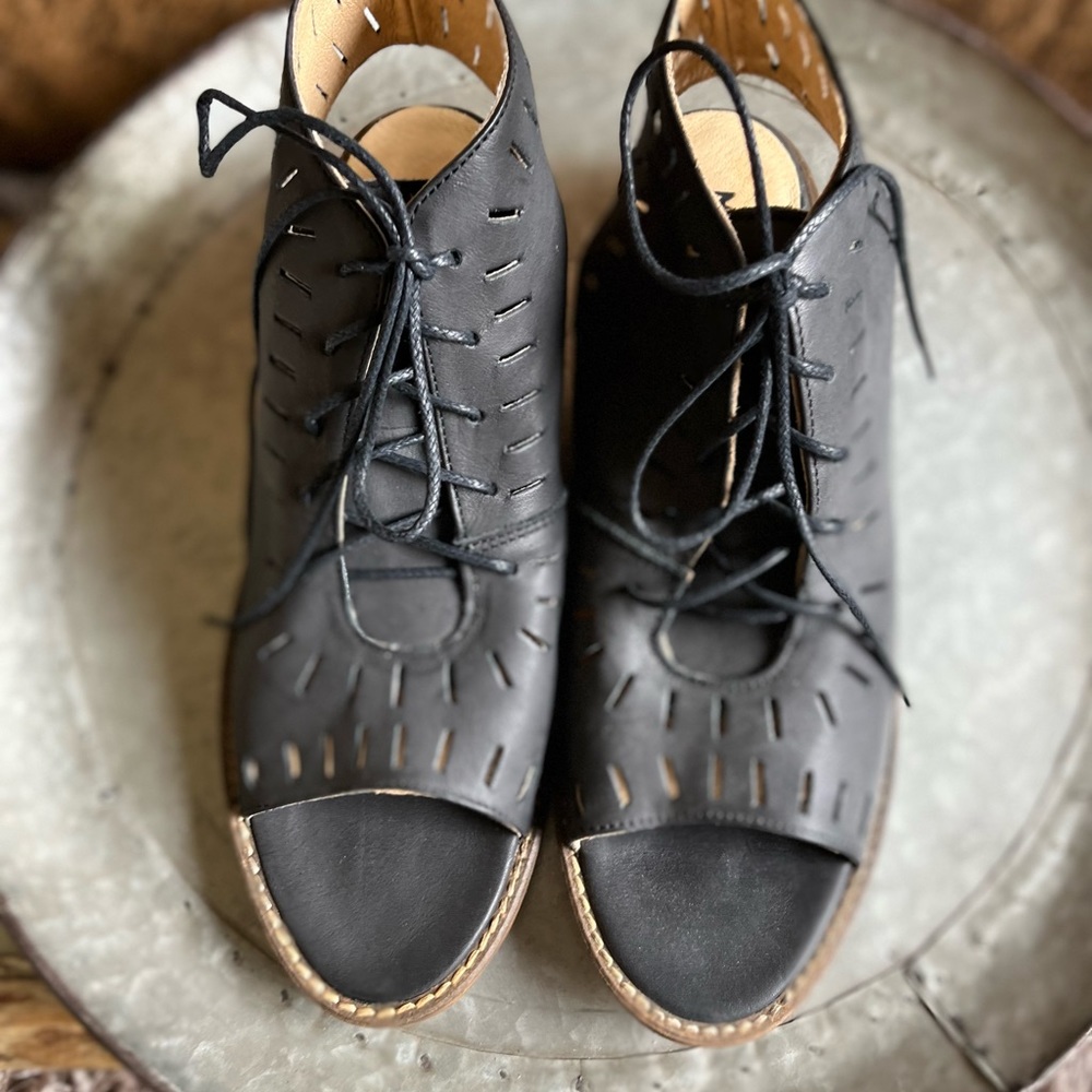 Musse&Cloud lace up, flat leather sandal. Size 9. Never worn!